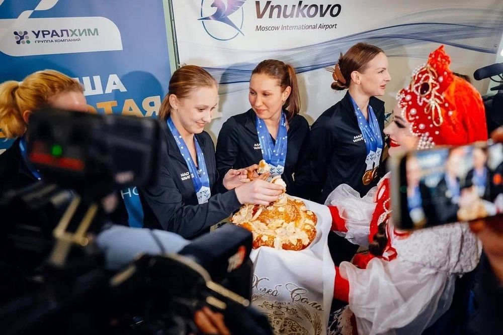 Российскую сборную по синхронному плаванию встретили во Внуково после этапа Кубка мира