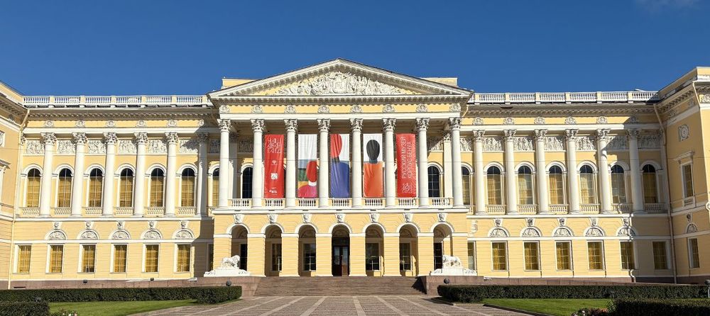 Спорт в искусстве. Гид по Петербургу. Футболист и физкультурница на фарфоре из собрания Русского музея