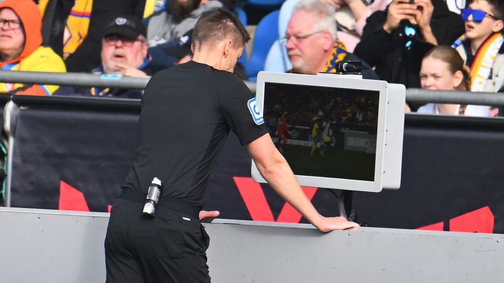 IFAB расширяет полномочия VAR. Пауз в футболе может стать еще больше