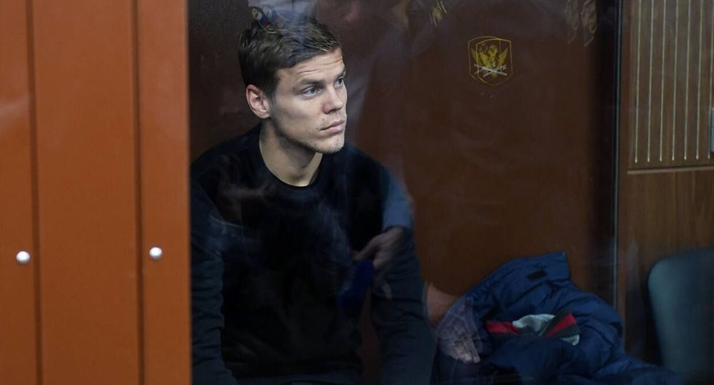 Семак и Фурсенко поручились за футболиста. Как «Зенит» спасает Кокорина Семак и Фурсенко поручились за футболиста. Как «Зенит» спасает Кокорина