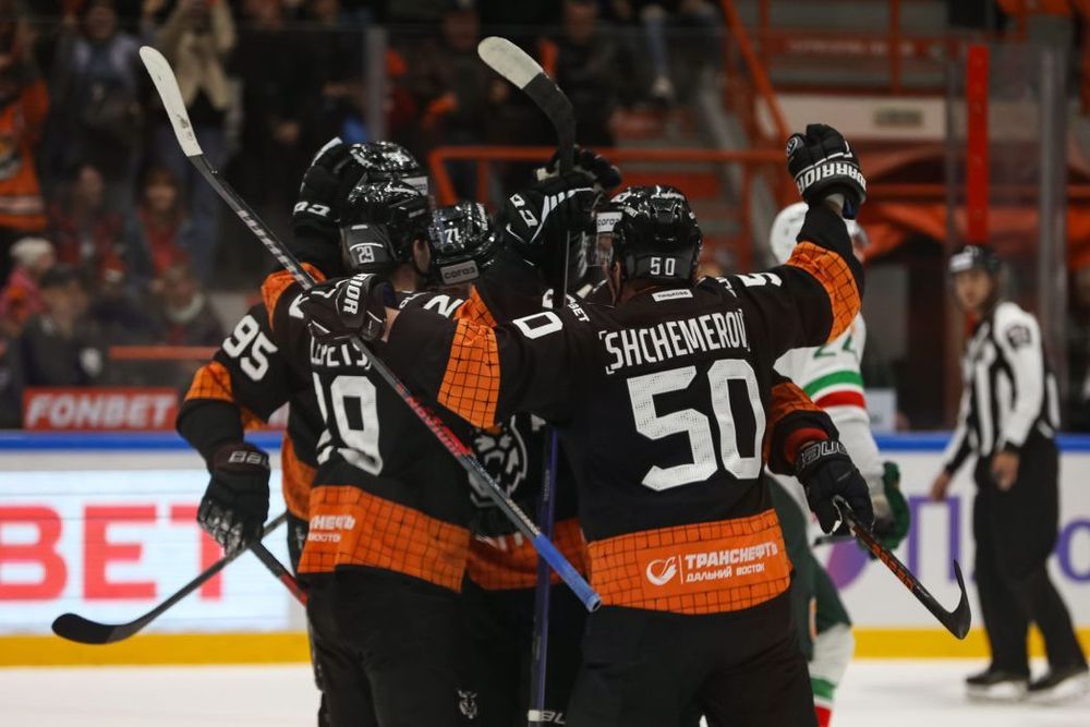 Форвард «Амура» Хохлачев прошелся по чужой машине в центре города Форвард «Амура» Хохлачев прошелся по чужой машине в центре города