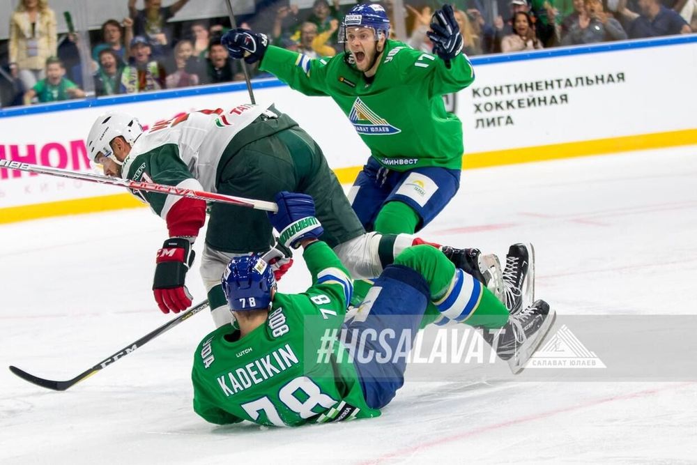 «Салават Юлаев» проиграл в «зеленом дерби», ведя по ходу игры в три шайбы «Салават Юлаев» проиграл в «зеленом дерби», ведя по ходу игры в три шайбы