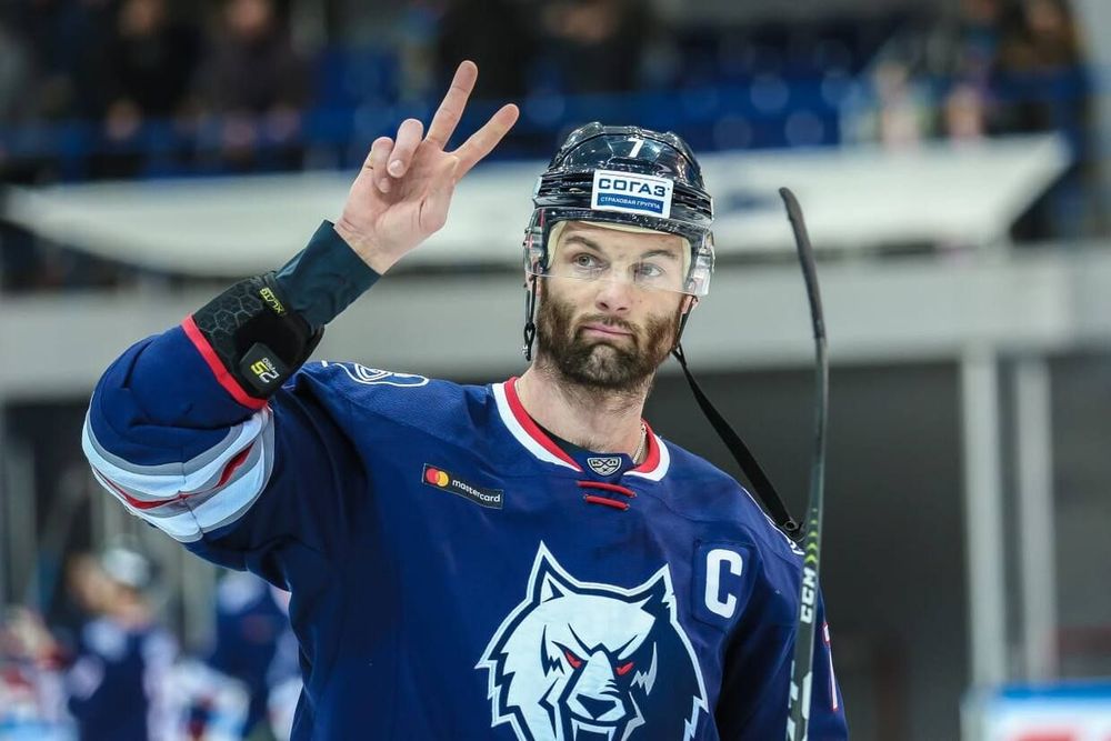 «Нефтехимик» расторг контракт с капитаном команды, он устроил ДТП и скрылся с места происшествия «Нефтехимик» расторг контракт с капитаном команды, он устроил ДТП и скрылся с места происшествия