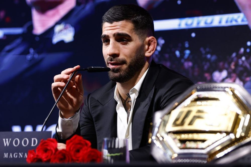 Топурия побил Оливейру и стал новым чемпионом UFC в лёгком весе