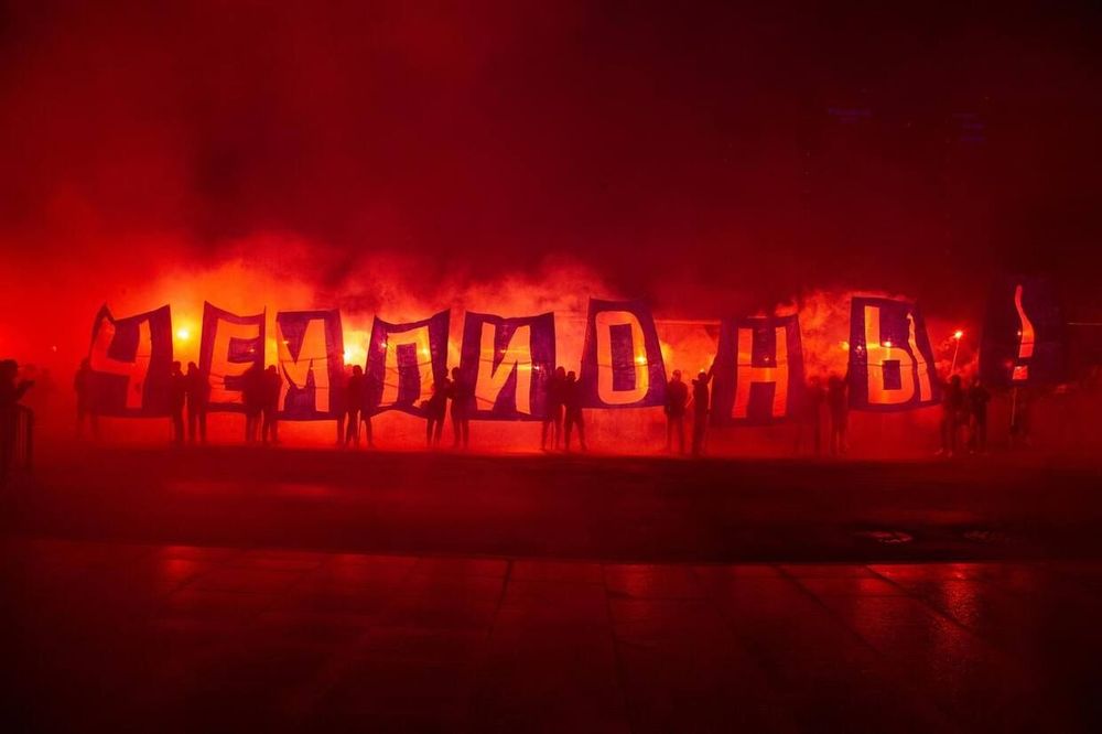 Иванович решил остаться, а Дзюба уехал под песню Braveheart. Как «Зенит» встретили в аэропорту