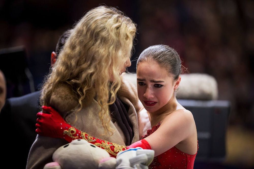 «Я больше никому ничего не должна»: Алина Загитова попала на обложку Cosmopolitan