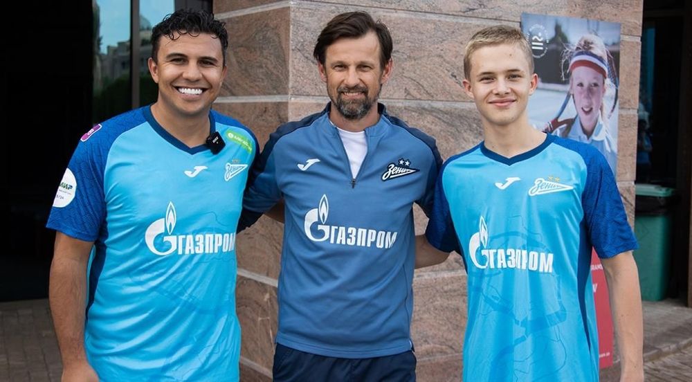 Звезда сериала «Слово пацана» Леон Кемстач принял участие в тренировке «Зенита» Звезда сериала «Слово пацана» Леон Кемстач принял участие в тренировке «Зенита»