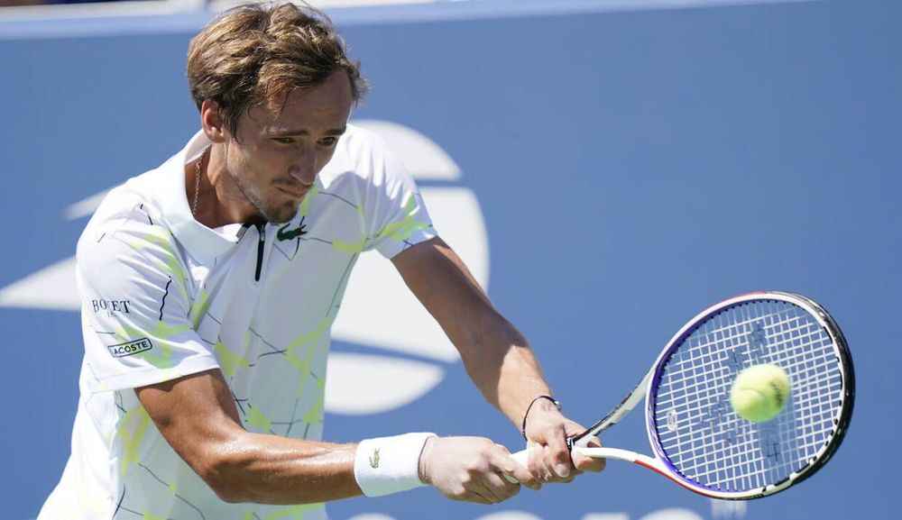 Медведев вышел в третий круг US Open через боль и судороги
