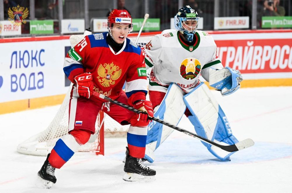 Мичков: Каково мне быть самым молодым в сборной Россия до 25 лет? Собирать шайбы после тренировок - это обычное дело Мичков: Каково мне быть самым молодым в сборной Россия до 25 лет? Собирать шайбы после тренировок - это обычное дело