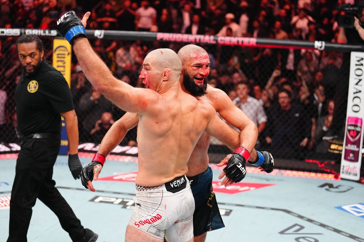 Чимаев разгромил бывшего чемпиона UFC Лоулера за один раунд на турнире RAF