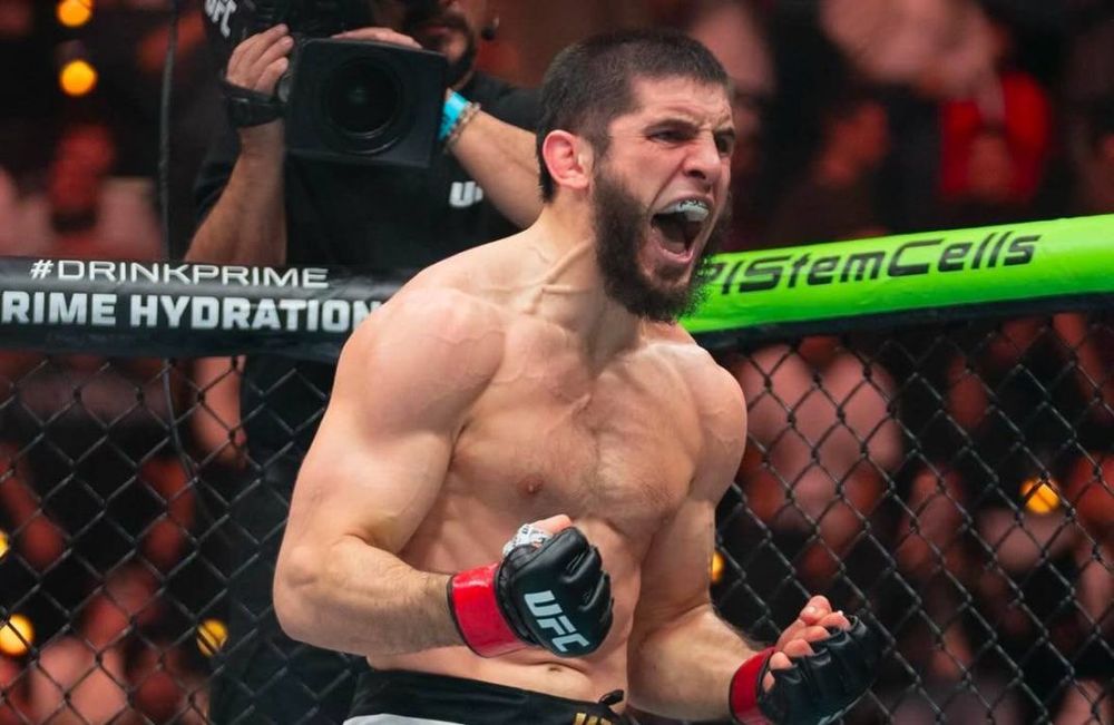 Махачев задушил Мойкано в первом раунде, установив новый рекорд UFC