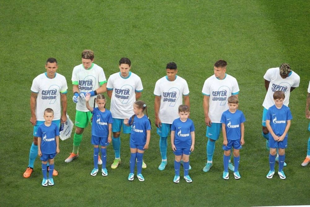 Футболисты «Зенита» и «Крыльев Советов» вышли на матч в футболках, посвященных Сергею Пиняеву Футболисты «Зенита» и «Крыльев Советов» вышли на матч в футболках, посвященных Сергею Пиняеву