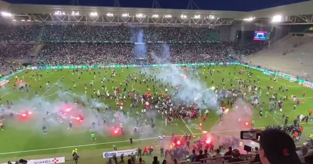 Болельщики «Сент-Этьена» выбежали на поле, чтобы забросать фаерами игроков после вылета из Лиги 1