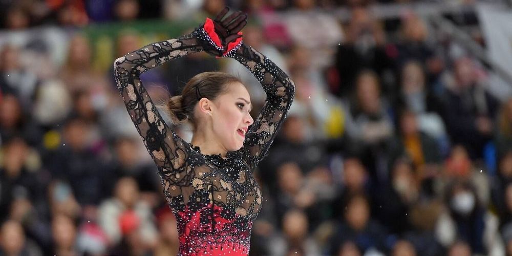 Загитова представила короткую программу и выложила фото в черном кружевном платье