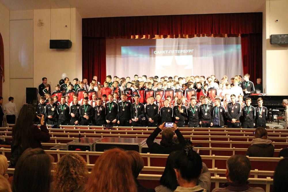 Это не «Золотой мяч», но эмоции те же: как закрывают детский футбольный сезон в Петербурге