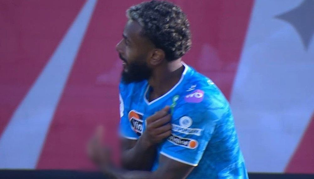 Фото: Неприличный жест игрока «Зенита» Вендела в матче с «Факелом»