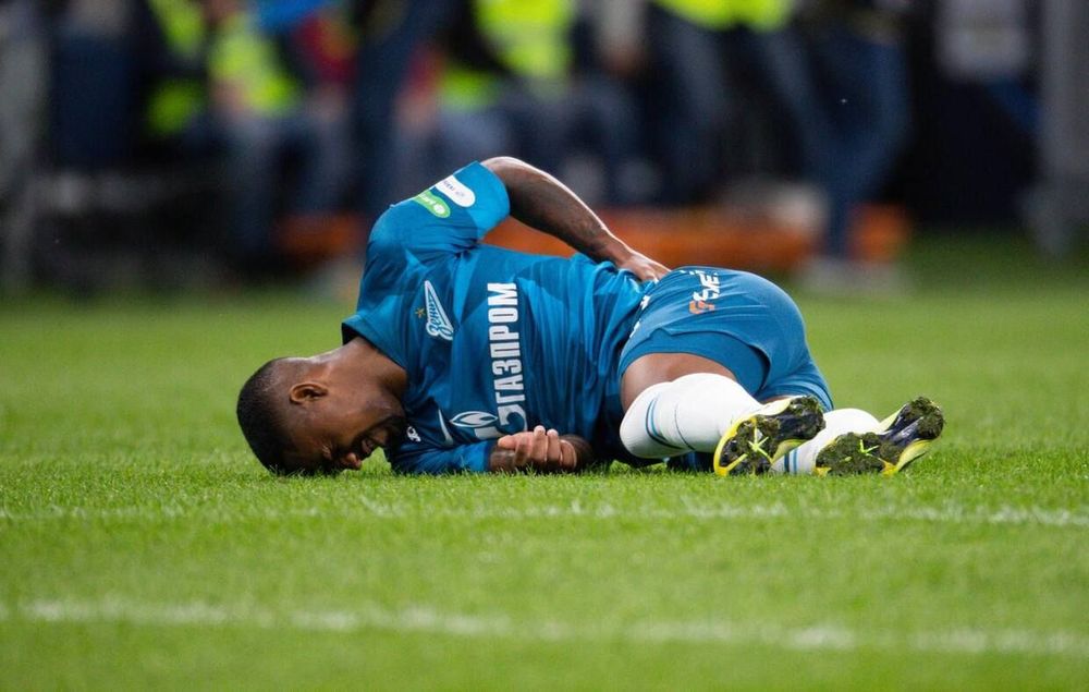 «Зенит» показал, что произошло после того, как Малком попал мячом в судью в матче с «Динамо»