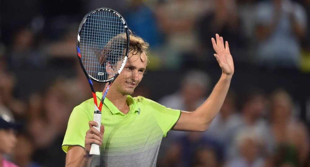 Медведев обыграл Соузу и вышел во второй круг St.Petersburg Open
