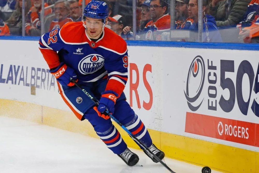 Подколзин рассказал одноклубникам из НХЛ о новогодней классике «Ирония судьбы» Подколзин рассказал одноклубникам из НХЛ о новогодней классике «Ирония судьбы»