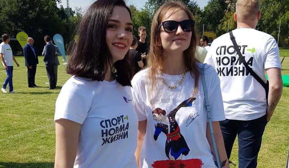«Ролевая модель для девочек-подростков». Стилист о новой коллекции мерча Медведевой