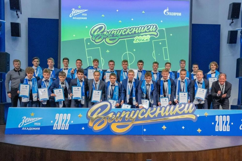 Медали от Аршавина и пламенная речь Дзюбы: Как «Зенит» провел выпускной в «Газпром»-Академии