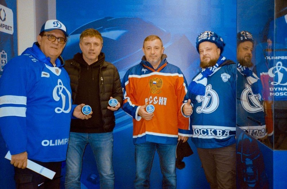 OLIMPBET подарил болельщикам тысячи кастомных шайб