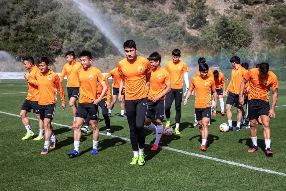 Футболисты из Уханя вернулись домой спустя 104 дня. На сборах они были рядом с «Локомотивом» и «Краснодаром» Футболисты из Уханя вернулись домой спустя 104 дня. На сборах они были рядом с «Локомотивом» и «Краснодаром»