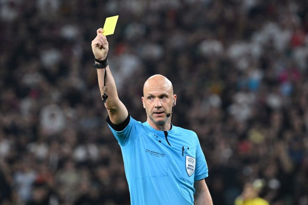 На судью финала Лиги Европы напали в аэропорту На судью финала Лиги Европы напали в аэропорту