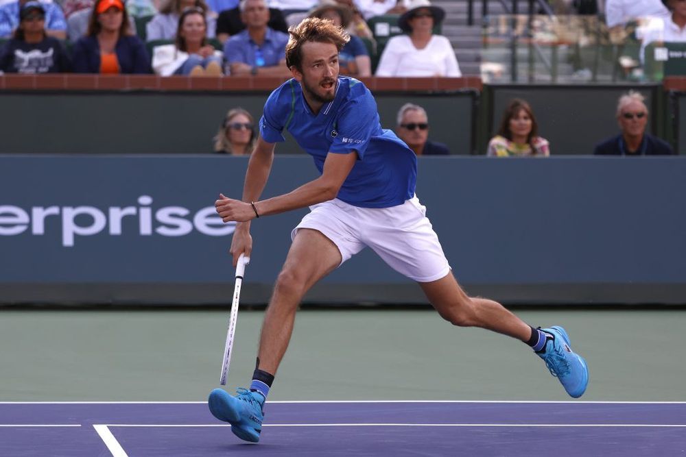Медведев пробился в полуфинал турнира в Индиан-Уэллсе, несмотря на травму во время матча с Давидович-Фокина Медведев пробился в полуфинал турнира в Индиан-Уэллсе, несмотря на травму во время матча с Давидович-Фокина
