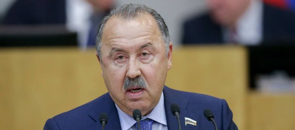 Валерий Газзаев резко раскритиковал «Локомотив» за идею отставки Юрия Семина Валерий Газзаев резко раскритиковал «Локомотив» за идею отставки Юрия Семина