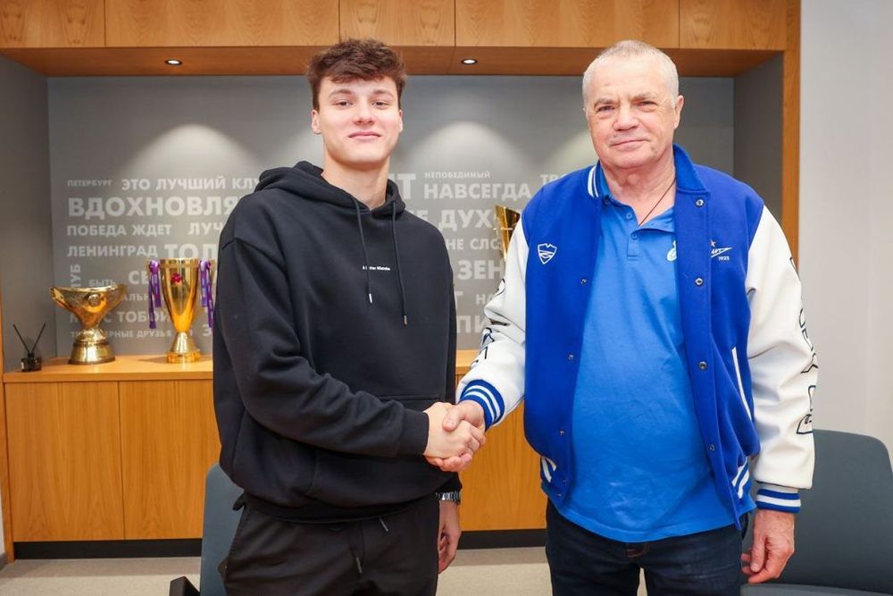 «Зенит» продлил контракт с Васильевым