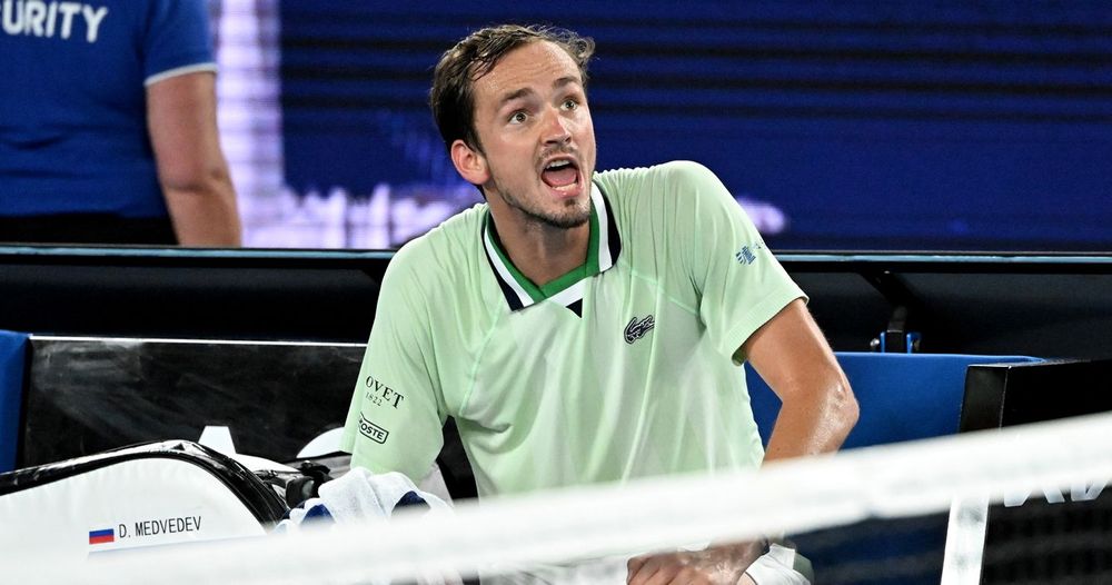 «Ты тупой?»: Медведев накричал на судью полуфинала Australian Open
