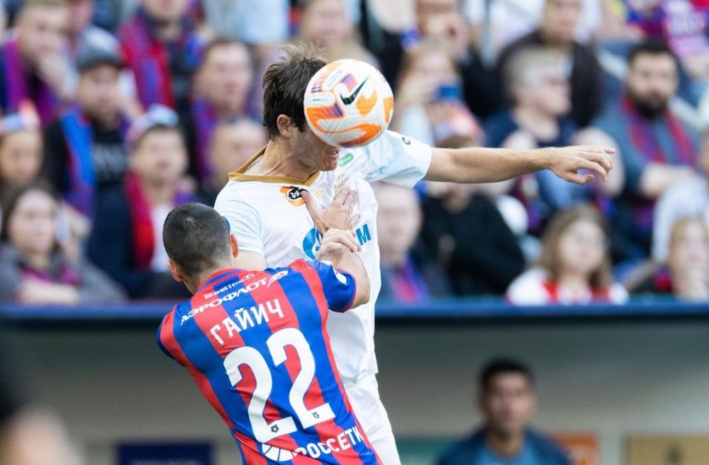 Фернандеса грубо встретили на стадионе ЦСКА. В ответ он бежал праздновать гол «Зенита» полполя Фернандеса грубо встретили на стадионе ЦСКА. В ответ он бежал праздновать гол «Зенита» полполя