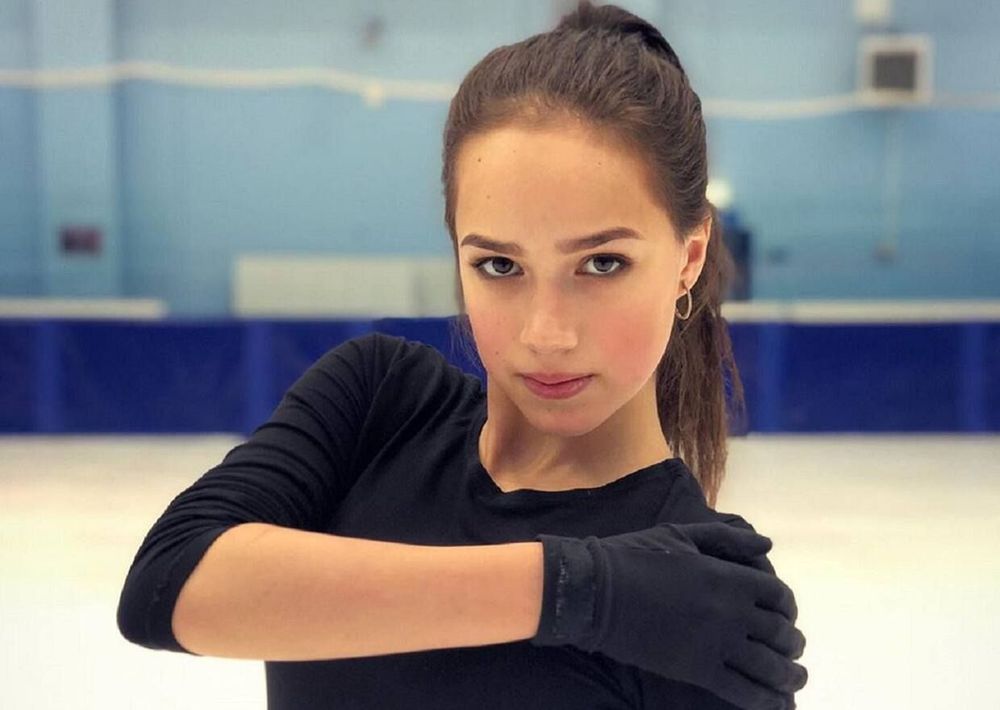 Алина Загитова записала видео «Оставайтесь дома»