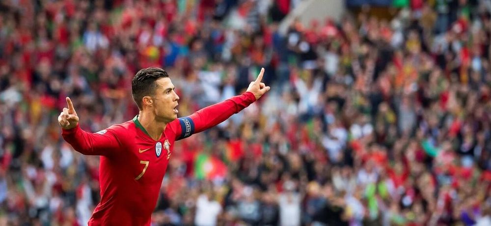 Роналду остановил автобус, чтобы сфотографироваться с больным мальчиком