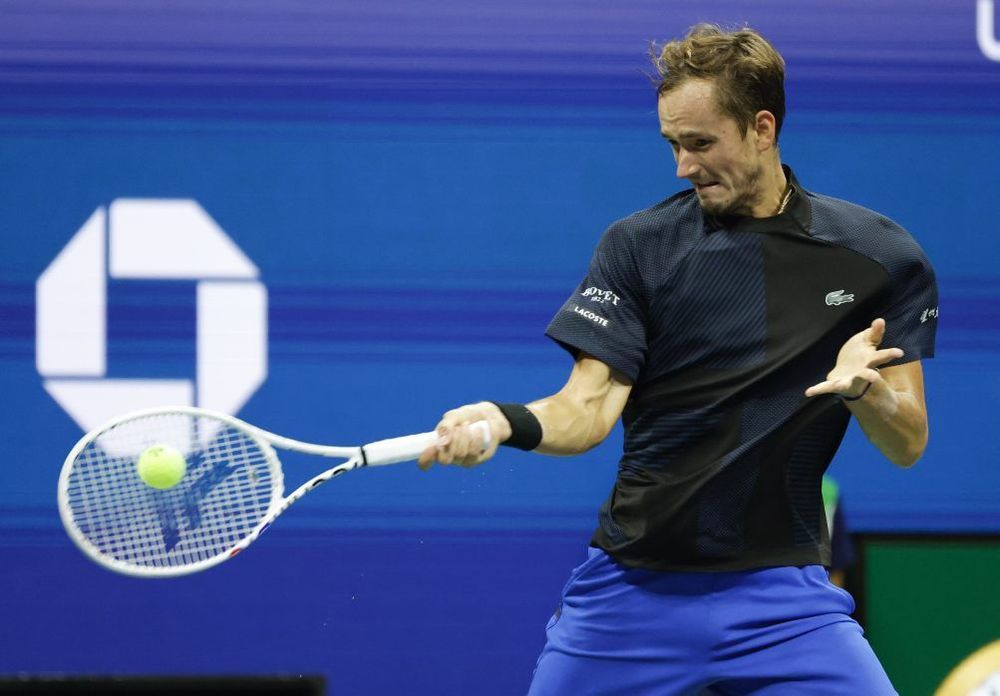 Медведев сыграет с Джоковичем в полуфинале Astana Open
