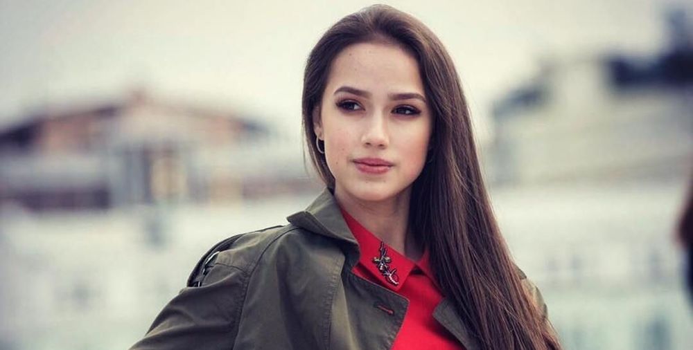 Загитова показала, как поднимает гирю и бьет грушу на тренировке