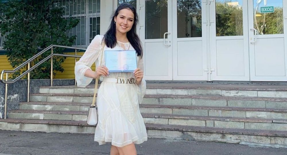 «Алина ответственно относилась к учебе». Директор «Самбо-70» поздравил Загитову с окончанием школы