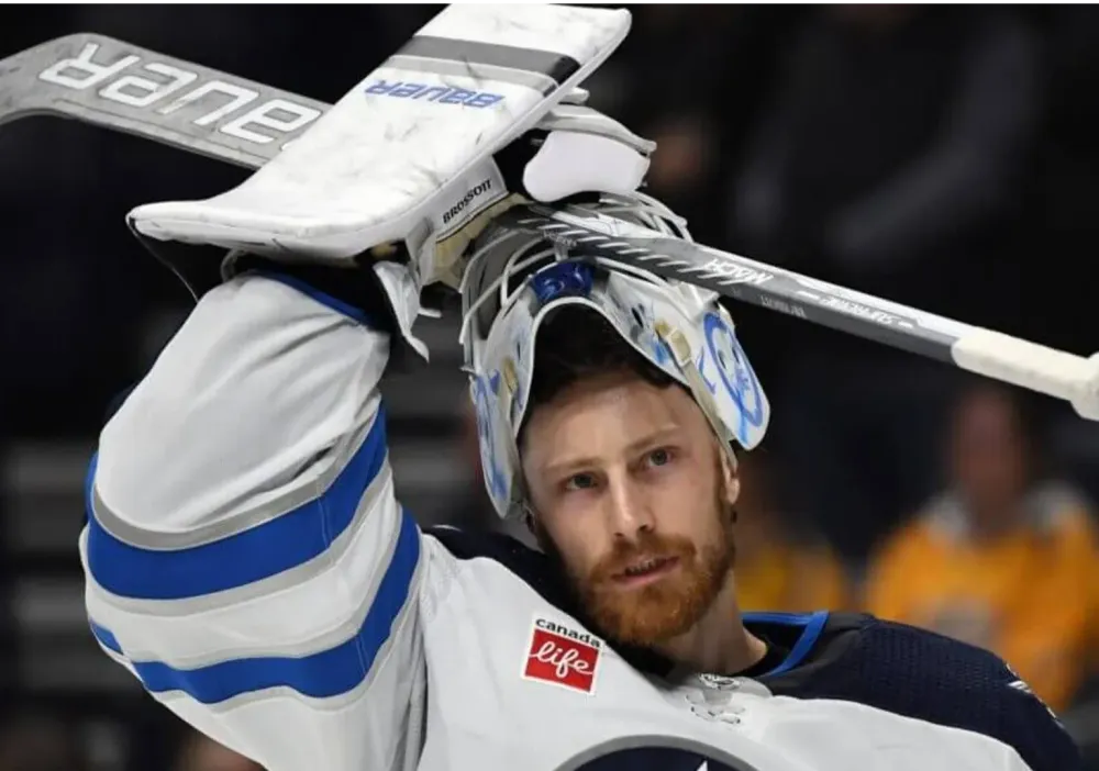 Обладатель Кубка Стэнли голкипер Броссуа, пропустивший весь прошлый сезон, забросил шайбу в матче АХЛ