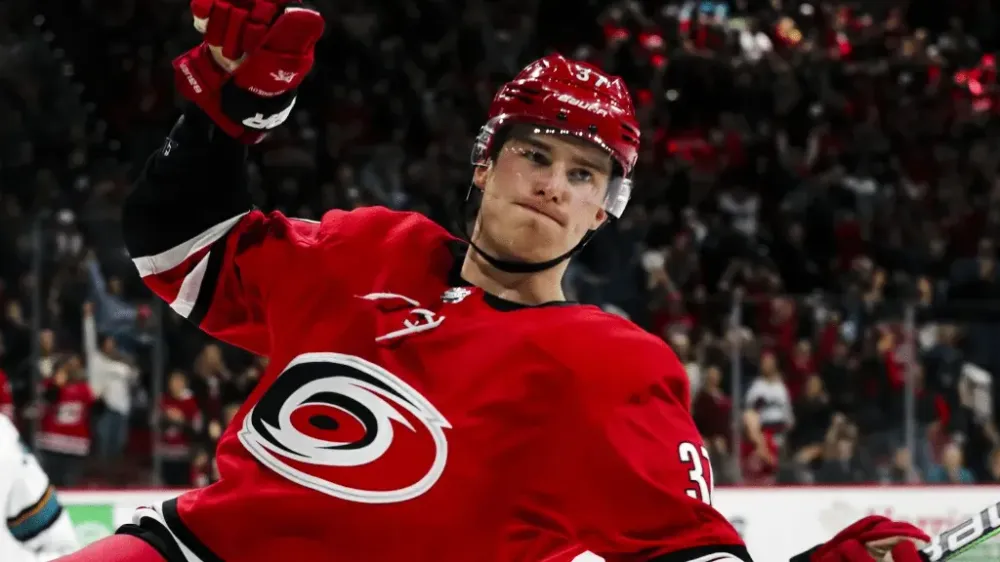 Никишин и Свечников отметились ассистами в игре «Торонто» и «Каролины»