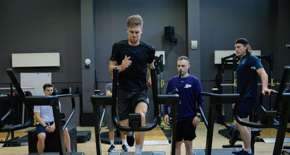 Тренировки чемпионов: как в Петербурге готовят игроков КХЛ к сезону