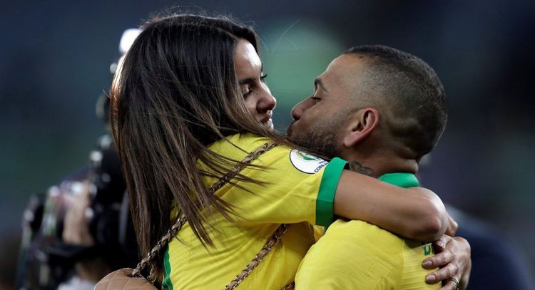 Жена Дани Алвеса с ним разводится. Он разрушил все: карьеру, наследие и семью