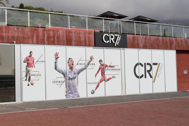 Музей Роналду на Мадейре: государственные ордена, грязные футболки и статуя, которую трогают именно за это