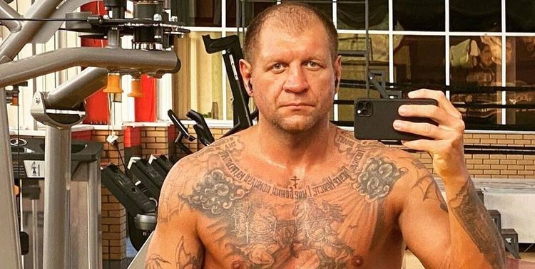 «Я же в вашу индустрию не лезу, хотя мог бы навести там шороху»: Емельяненко написал российской порнозвезде Берковой
