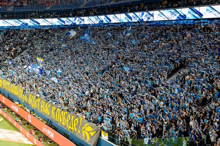 Фанаты «Зенита» забросали игроков «Спартака» бутылками. Что грозит питерской команде?