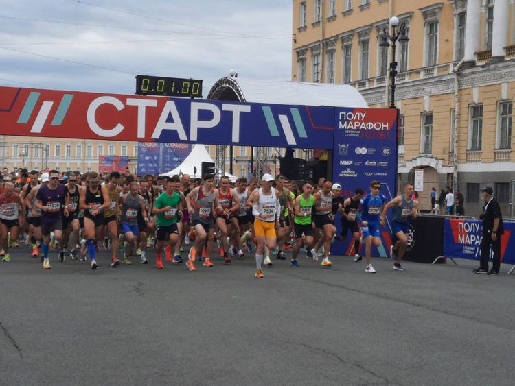 Утро Северной столицы. В Петербурге состоялся большой полумарафон