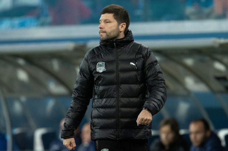 Российский тренер поднял зарубежную команду со дна в лидеры. А его уволили, создав конфликт?