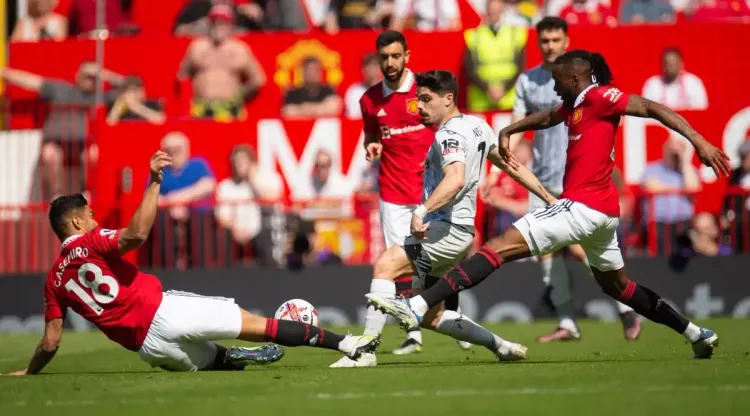 Уэйн Руни и его отец выходят из здания суда