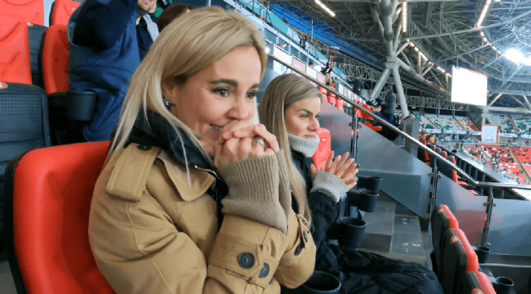 Жена Карпина – новый герой российского футбола. Она ходит на стадион вместе с мужем и поет в его честь
