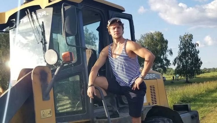 «Лет в 14 с Панариным катались на машине: увидим ДПСников – расправляем плечи». Без этого друга Артемий бы не пробился в большой хоккей